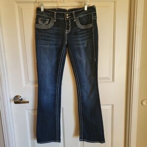 Cute & comfortable Vigoss jeans.  Nice front & back detail.  Slim boot cut.
